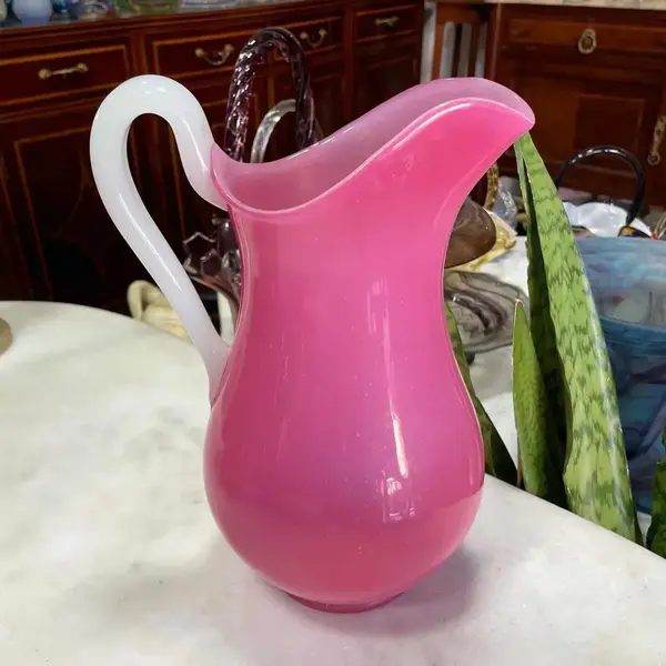 Foto de um(a) Antigo Raro Jarro Vaso Jarra Opalina Francesa Baccarat Rosa, da categoria de Jarros. Baccarat. Antiga e grande jarra em opalina Baccarat, na linda cor rosa. Peça muito imponente e decorativa, combina qualquer... Mostrado de uma perspectiva diferente. Vendido no marketplace Trésors.