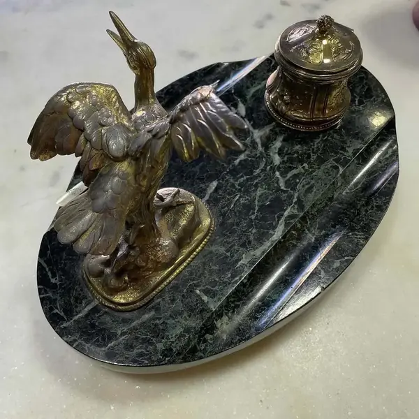 Foto de um(a) Antigo Raro Tinteiro Mármore E Escultura Ave Pétit L Carvin, da categoria de Itens de Escritório. Louis Albert Carvin. Para quem gosta de peças únicas. Uma ótima opção de presente e muito decorativo para um escritório.... Mostrado de uma perspectiva diferente. Vendido no marketplace Trésors.