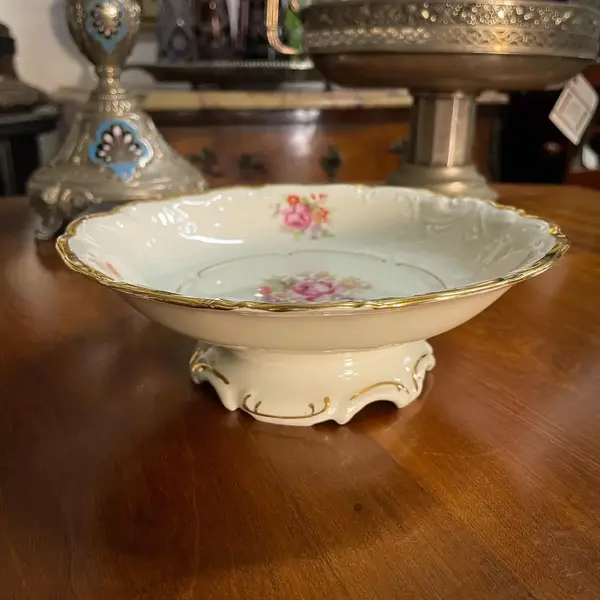 Foto de um(a) Antigo Prato Fruteira Centro De Mesa Porcelana Polonesa Kpm, da categoria de Travessas e tigelas. ~ KPM ~ Receba toda a delicadeza dessa linda peça em porcelana artística polonesa. Ela é uma fruteirinha, ótima para servir... Mostrado de uma perspectiva diferente. Vendido no marketplace Trésors.