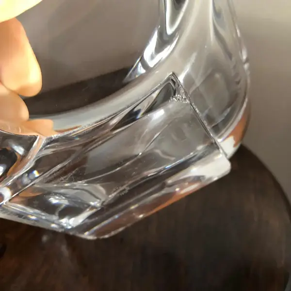 Foto de um(a) Antigo Bowl Decorativo Cinzeiro Em Cristal De Sèvres Francês, da categoria de Travessas e tigelas. Cristal de Sèvres. Lindo bowl em pesado cristal francês de excelente qualidade, da famosa manufatura Sèvres, trabalho manual... Mostrado de uma perspectiva diferente. Vendido no marketplace Trésors.