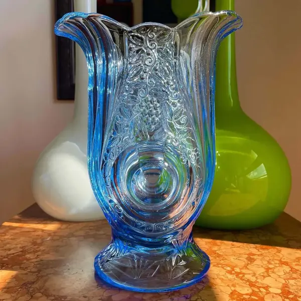 Foto de um(a) Antigo Raro Vaso Art Deco Walther & Sohne Em Vidro Alemão, da categoria de Vasos. Walter & Sohne. Antigo e lindo vaso azul em vidro artístico de ótima qualidade moldado e prensado com uvas em relevo. Da... Mostrado de uma perspectiva diferente. Vendido no marketplace Trésors.