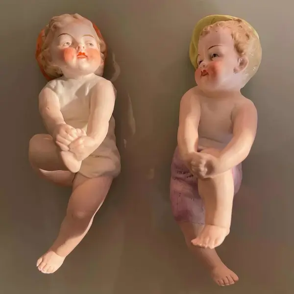 Foto de um(a) Antigo Par Bibelôs Esculturas De Bebês Em Biscuit Alemão, da categoria de Escultura. Antigo par de esculturas artísticas representando bebês, moldadas e pintadas à mão em biscuit alemão. Início do século XX.... Mostrado de uma perspectiva diferente. Vendido no marketplace Trésors.