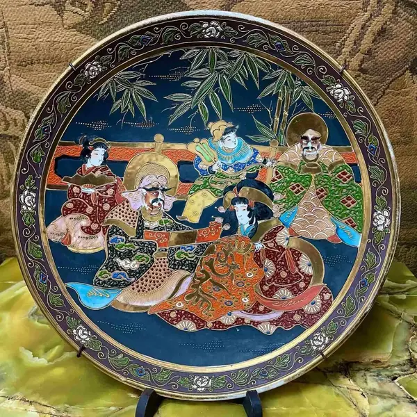 Foto de um(a) Antigo Grande Medalhão Prato Decorativo Oriental Satsuma XIX, da categoria de Pratos Decorativos. Satsuma Imperial. Antigo e grande prato medalhão decorativo em porcelana artística japonesa, ricamente pintado à mão com... Mostrado de uma perspectiva diferente. Vendido no marketplace Trésors.