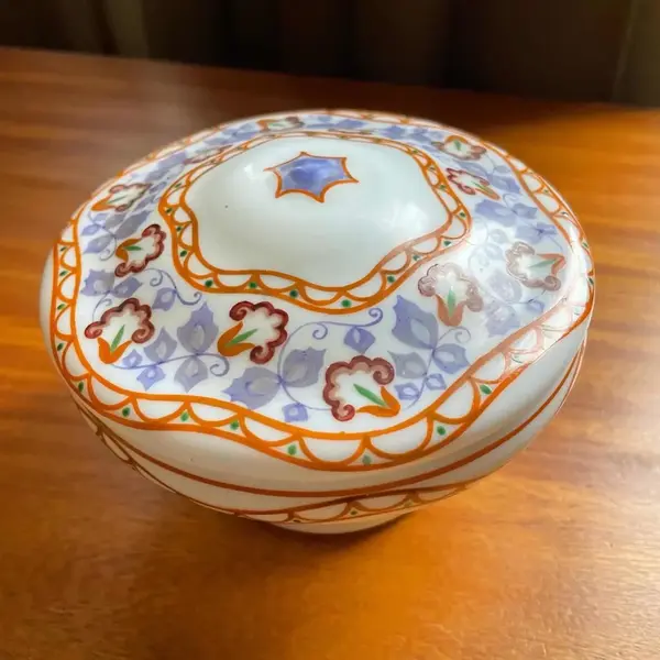 Foto de um(a) Antiga Caixa Decorativa Em Opalina Francesa Art Deco, da categoria de Cestos e Caixas. Antiga e linda caixa decorativa ou porta jóias em opalina francesa, peça toda pintada à mão. Período Art Deco. Medidas 9x14cm. Mostrado de uma perspectiva diferente. Vendido no marketplace Trésors.
