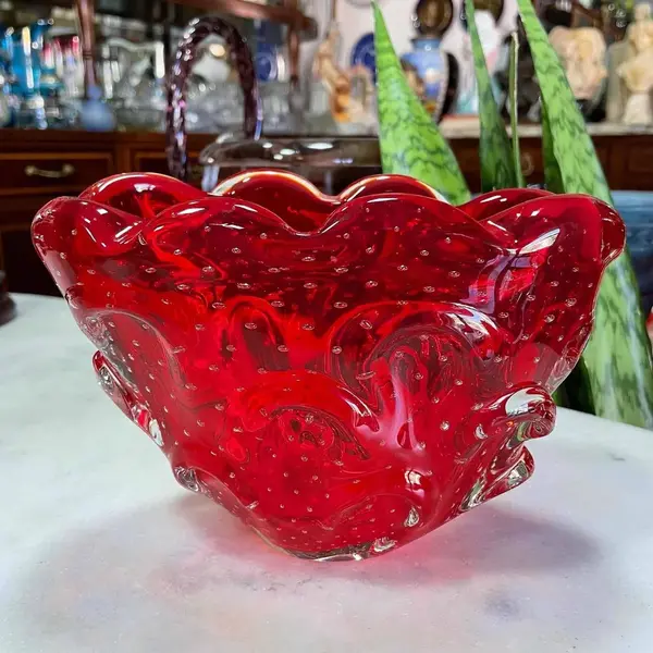 Foto de um(a) Antigo Centro Bowl Vaso Cactus Murano Italiano Art Deco, da categoria de Vasos. Antigo centro de mesa/vaso ou floreira em Murano Italiano vermelho rubi, formato super diferente e versátil, peça toda feita... Mostrado de uma perspectiva diferente. Vendido no marketplace Trésors.