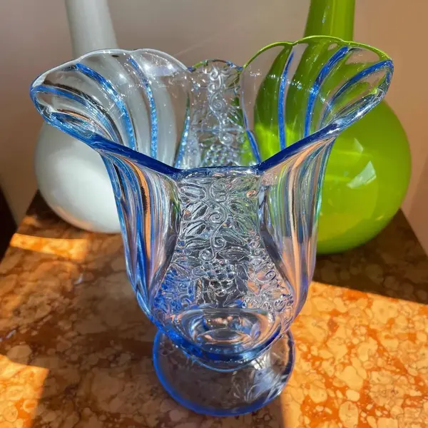 Foto de um(a) Antigo Raro Vaso Art Deco Walther & Sohne Em Vidro Alemão, da categoria de Vasos. Walter & Sohne. Antigo e lindo vaso azul em vidro artístico de ótima qualidade moldado e prensado com uvas em relevo. Da... Mostrado de uma perspectiva diferente. Vendido no marketplace Trésors.
