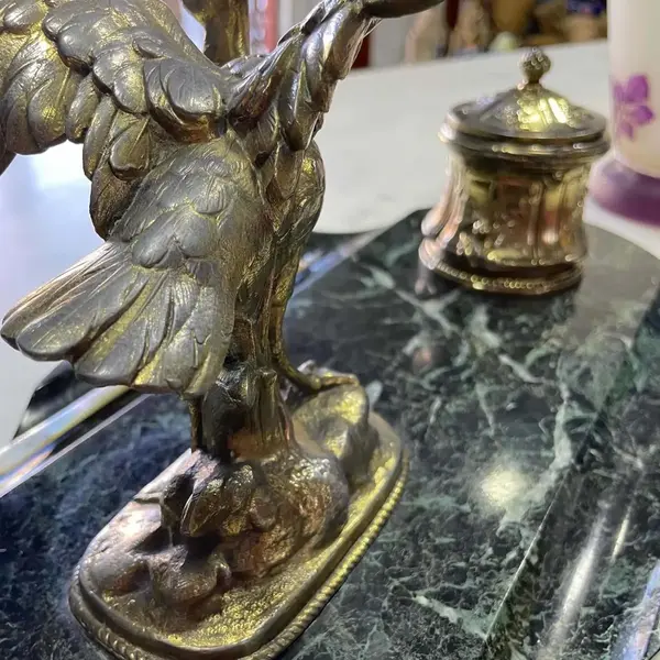 Foto de um(a) Antigo Raro Tinteiro Mármore E Escultura Ave Pétit L Carvin, da categoria de Itens de Escritório. Louis Albert Carvin. Para quem gosta de peças únicas. Uma ótima opção de presente e muito decorativo para um escritório.... Mostrado de uma perspectiva diferente. Vendido no marketplace Trésors.