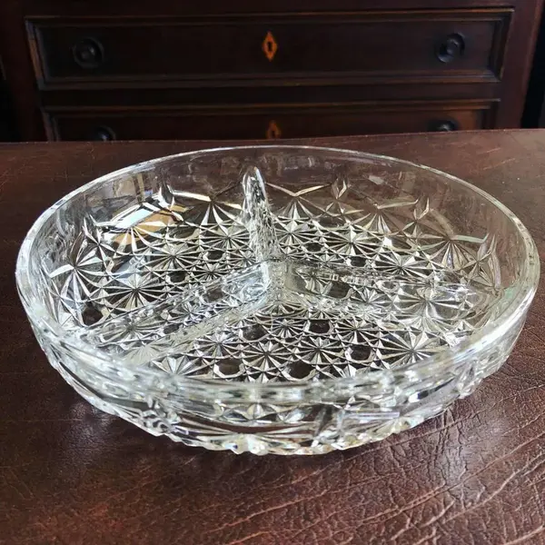 Foto de um(a) Antigo Par De Petisqueiras Em Cristal Francês, da categoria de Travessas e tigelas. Par de petisqueiras em fino cristal francês, linda lapidação. Impecáveis. Diâmetro 19cm cada. Mostrado de uma perspectiva diferente. Vendido no marketplace Trésors.