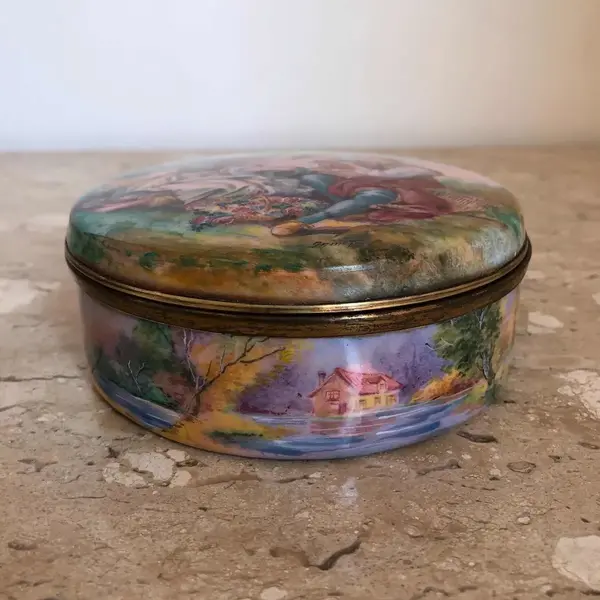 Foto de um(a) Antiga Rara Caixa Porta Jóias Bronze Francês Limoges Gamet, da categoria de Porta-Jóias. Gamet - Limoges. Antiga e centenária caixa porta jóias em bronze esmaltado à mão, com linda e farta decoração com cena rural... Mostrado de uma perspectiva diferente. Vendido no marketplace Trésors.