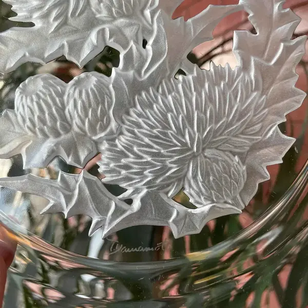 Foto de um(a) Antigo Raro Par Pratos Decorativos Cristal Francês Assinados, da categoria de Pratos Decorativos. Antigo e lindo par de pratos decorativos, em cristal francês, decoração floral lapidada à mão com bastante riqueza de... Mostrado de uma perspectiva diferente. Vendido no marketplace Trésors.