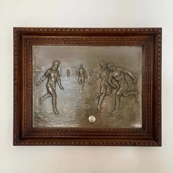 Foto de um(a) Antigo Quadro Placa Wmf Escultura Jogador Art Deco Korschann, da categoria de Placas. WMF - Galvanoplastik Geislingen. Charles Karl Korschann (1872-1943) Antiga e importante placa artística do artista francês... Mostrado de uma perspectiva diferente. Vendido no marketplace Trésors.