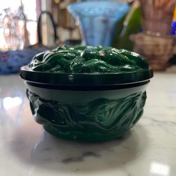 Foto de um(a) Antiga Caixa Art Deco Ingrid Malaquita Glass Heinrich Hoffma, da categoria de Cestos e Caixas. Malachite Glass. Ingrid Glass by Heinrich Hoffmann. Antiga caixa porta jóias em vidro artístico de malaquita, ou como... Mostrado de uma perspectiva diferente. Vendido no marketplace Trésors.