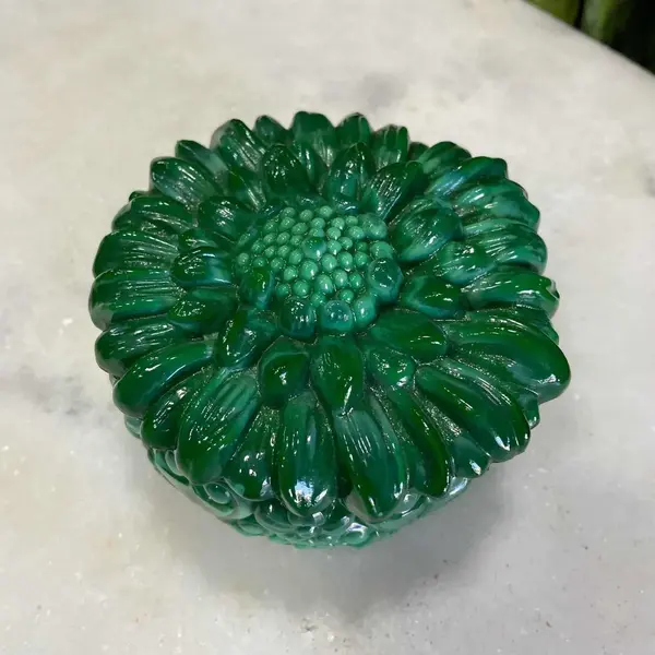 Foto de um(a) Antiga Pozeira Caixa Ingrid Malaquita Glass Art Deco Hoffman, da categoria de Cestos e Caixas. Malachite Glass. Ingrid Glass by Heinrich Hoffmann. Antiga caixa porta jóias em vidro artístico de malaquita. Linda... Mostrado de uma perspectiva diferente. Vendido no marketplace Trésors.