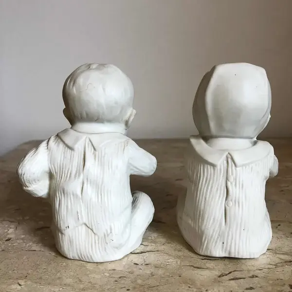 Foto de um(a) Antigo Raro Par Esculturas Bibelôs Bebês Em Biscuit Alemão, da categoria de Escultura. Biscuit, Germany. Antigo e muito colecionável par de bibelôs, feitos à mão em biscuit, representando graciosos bebês, início... Mostrado de uma perspectiva diferente. Vendido no marketplace Trésors.