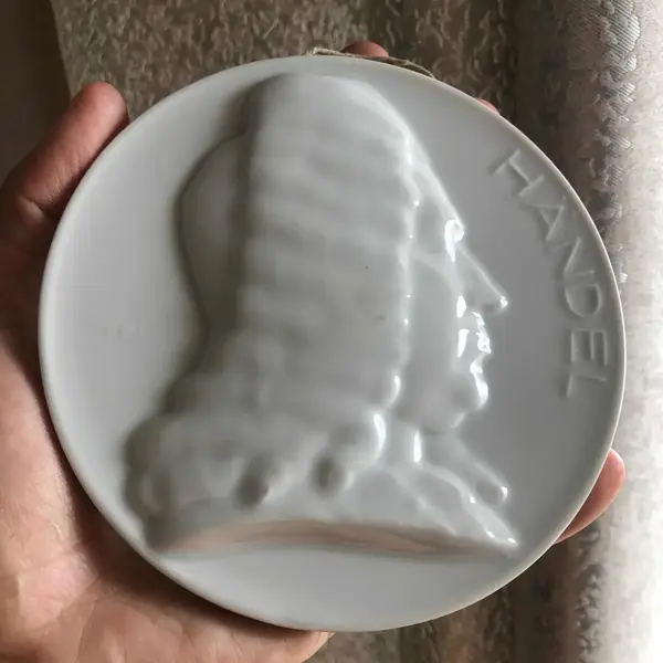 Foto de um(a) Antiga Placa Escultura De Parede Händel Em Porcelana Herend, da categoria de Objetos de parede. Herend. Antiga placa de parede feita à mão em porcelana artística húngara da famosa manufatura Herend. Representando o... Mostrado de uma perspectiva diferente. Vendido no marketplace Trésors.