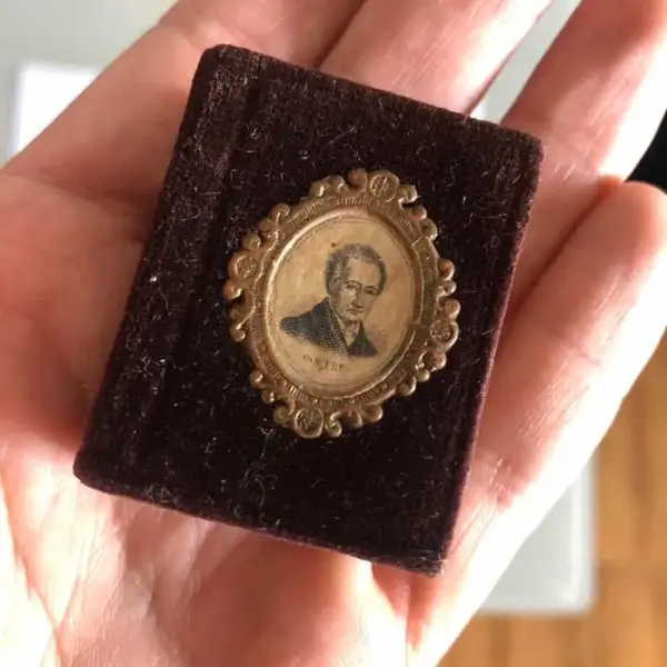 Foto de um(a) Arte Sacra Antiga Caixinha Porta Rosário Em Veludo Italiano, da categoria de Objetos religiosos e espirituais. Antiga caixinha porta rosário em veludo italiano com medalhão. Meados do século XX. Mede aprox 5cm. Mostrado de uma perspectiva diferente. Vendido no marketplace Trésors.