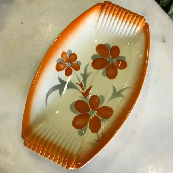 Foto de um(a) Antigo Prato Travessa Em Faiança Majólica Alemã Art Deco, da categoria de Travessas e tigelas. Antigo prato com alças, travessa em majólica/faiança alemã. Lindas cores. Período Art Deco. Na última foto mostra um pequeno... Mostrado de uma perspectiva diferente. Vendido no marketplace Trésors.