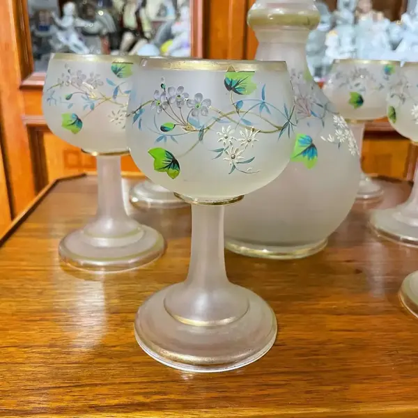 Foto de um(a) Antigo Raro Conjunto Veneziano Garrafa Taças Art Nouveau, da categoria de Jogos de taças e copos. Antigo e lindo conjunto de garrafa com 6 taças satiné em vidro artístico veneziano. Todas as peças são delicadamente... Mostrado de uma perspectiva diferente. Vendido no marketplace Trésors.