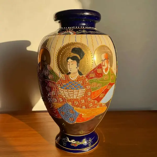 Foto de um(a) Antigo Vaso Jarro Oriental Porcelana Japonesa Satsuma, da categoria de Vasos. Satsuma Imperial. Antigo e imponente vaso oriental em porcelana artística japonesa, pintura em relevo feita à mão. Cada lado... Mostrado de uma perspectiva diferente. Vendido no marketplace Trésors.