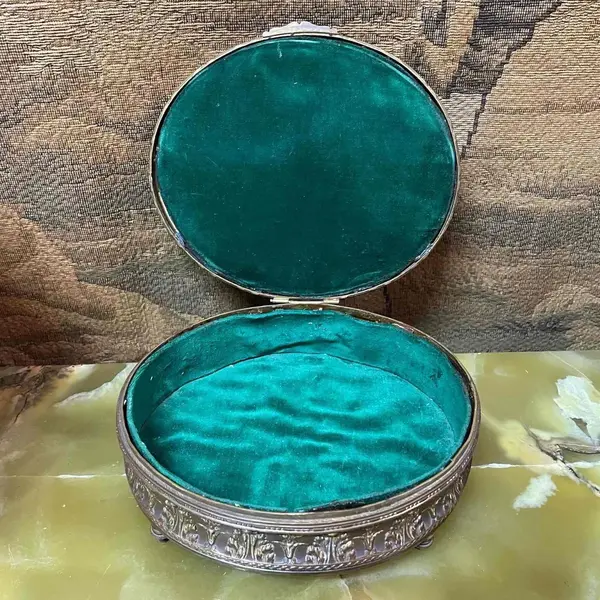 Foto de um(a) Antiga Rara Caixa Escultura Cenas Bronze Francês Assinado, da categoria de Cestos e Caixas. Antiga e imponente caixa porta jóias artístico em bronze francês de altíssima qualidade. Toda feita à mão. Trabalho com... Mostrado de uma perspectiva diferente. Vendido no marketplace Trésors.