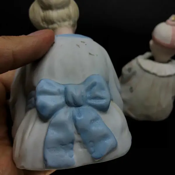 Foto de um(a) Antigo Raro Par Escultura Boneca Biscuit Francês Articulada, da categoria de Modelos e estatuetas. Antigo e diferente par de esculturas artísticas em biscuit francês. Ambos possuem a cabeça articulada. São raras as peças... Mostrado de uma perspectiva diferente. Vendido no marketplace Trésors.