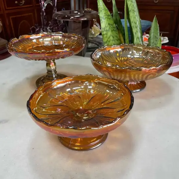 Foto de um(a) Antiga Coleção Rara Fruteira Boleira Vidro Carnival Glass, da categoria de Centro de mesa. Antigas fruteiras em vidro Carnival Glass. Meados do século XX. Medidas 9x18cm Medidas 10x21cmMedidas 13x20cm. Mostrado de uma perspectiva diferente. Vendido no marketplace Trésors.