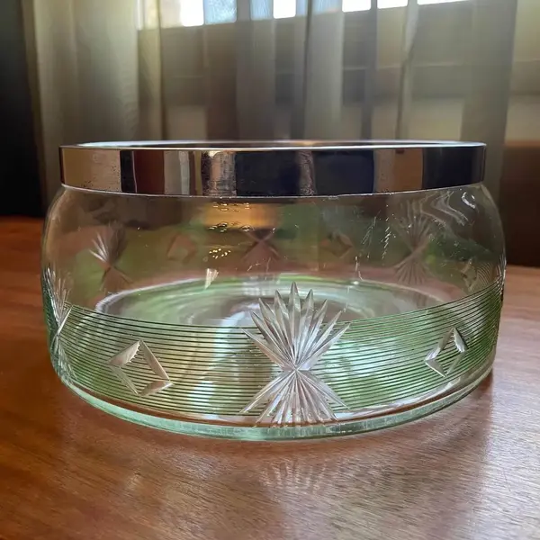 Foto de um(a) Antiga Saladeira Centro De Mesa Art Deco Cristal Loetz Glass, da categoria de Travessas e tigelas. Loetz Glass. Antiga saladeira ou centro de mesa em cristal austríaco, doublé na cor verde rubi, lapidado à mão. Borda em... Mostrado de uma perspectiva diferente. Vendido no marketplace Trésors.