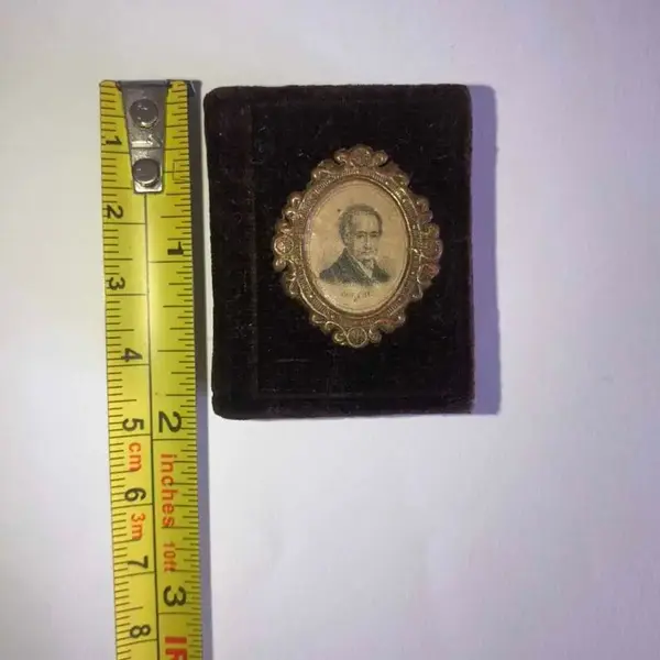 Foto de um(a) Arte Sacra Antiga Caixinha Porta Rosário Em Veludo Italiano, da categoria de Objetos religiosos e espirituais. Antiga caixinha porta rosário em veludo italiano com medalhão. Meados do século XX. Mede aprox 5cm. Mostrado de uma perspectiva diferente. Vendido no marketplace Trésors.
