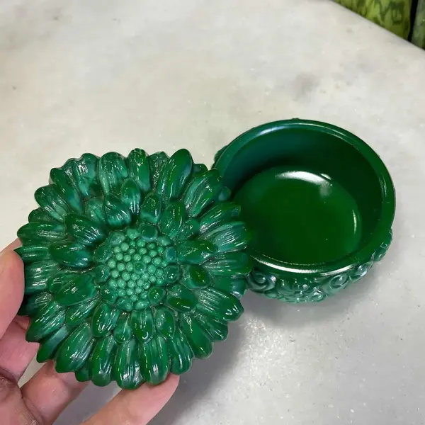 Foto de um(a) Antiga Pozeira Caixa Ingrid Malaquita Glass Art Deco Hoffman, da categoria de Cestos e Caixas. Malachite Glass. Ingrid Glass by Heinrich Hoffmann. Antiga caixa porta jóias em vidro artístico de malaquita. Linda... Mostrado de uma perspectiva diferente. Vendido no marketplace Trésors.