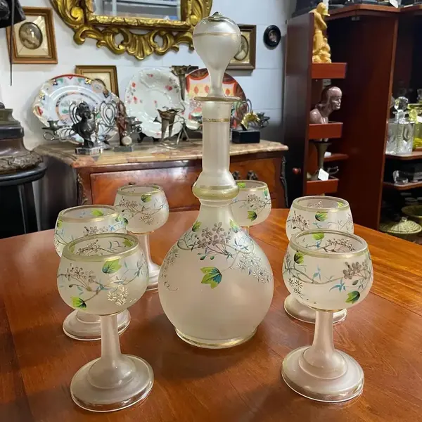 Foto de um(a) Antigo Raro Conjunto Veneziano Garrafa Taças Art Nouveau, da categoria de Jogos de taças e copos. Antigo e lindo conjunto de garrafa com 6 taças satiné em vidro artístico veneziano. Todas as peças são delicadamente... Mostrado de uma perspectiva diferente. Vendido no marketplace Trésors.