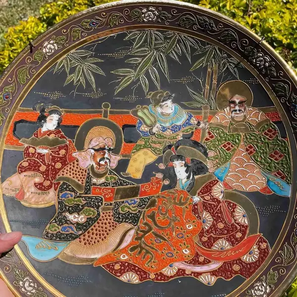Foto de um(a) Antigo Grande Medalhão Prato Decorativo Oriental Satsuma XIX, da categoria de Pratos Decorativos. Satsuma Imperial. Antigo e grande prato medalhão decorativo em porcelana artística japonesa, ricamente pintado à mão com... Mostrado de uma perspectiva diferente. Vendido no marketplace Trésors.