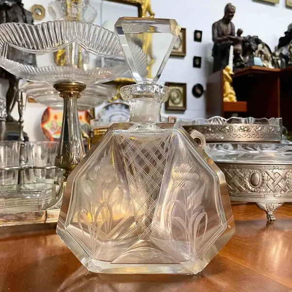 Foto de um(a) Antiga Garrafa Licoreira Art Deco Cristal Tcheco Karl Palda, da categoria de Garrafas. Karl Palda. Antiga e especial garrafa em cristal tcheco facetado, toda lapidada à mão. Delicada lapidação com flores.... Mostrado de uma perspectiva diferente. Vendido no marketplace Trésors.