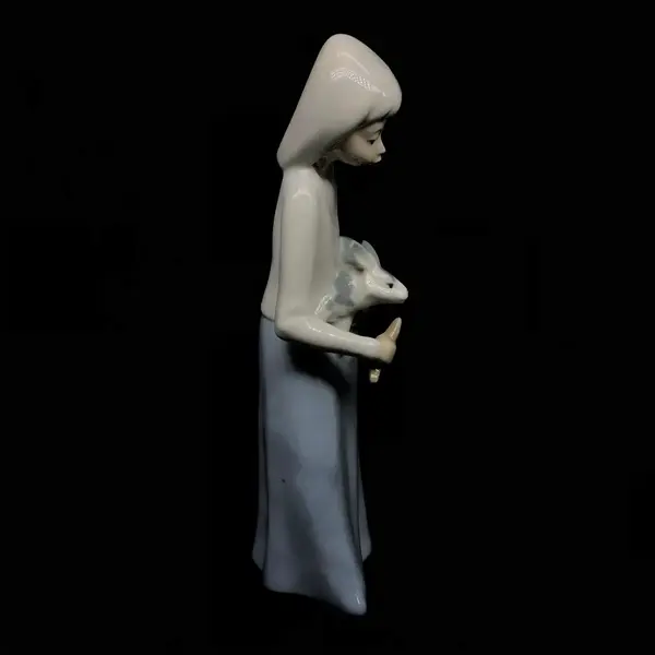 Foto de um(a) Antiga Escultura Dama Com Coelho Porcelana Espanhola Casades, da categoria de Escultura. Antiga e linda escultura em porcelana artística espanhola, representando jovem alimentando coelho, manufatura Casades,... Mostrado de uma perspectiva diferente. Vendido no marketplace Trésors.