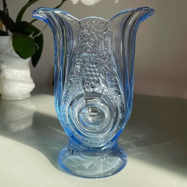 Foto de um(a) Antigo Raro Vaso Art Deco Walther & Sohne Em Vidro Alemão, da categoria de Vasos. Walter & Sohne. Antigo e lindo vaso azul em vidro artístico de ótima qualidade moldado e prensado com uvas em relevo. Da... Mostrado de uma perspectiva diferente. Vendido no marketplace Trésors.