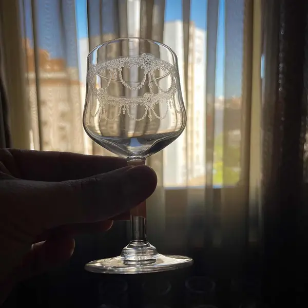 Foto de um(a) Antigo Conjunto 12 Cálices Para Licor Cristal Saint Louis, da categoria de Taças. Quem gosta de um licor? E que tal servir o seu licor favorito em grande estilo? E ainda decorar uma bandeja ou cristaleira... Mostrado de uma perspectiva diferente. Vendido no marketplace Trésors.