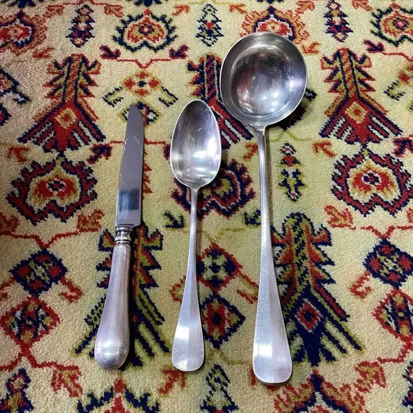 Foto de um(a) Antigo Trio Grandes Talheres Para Servir Em Prata Francesa, da categoria de Faqueiros e talheres. Extra Blanc. Antigo trio de finos talheres para servir em prata francesa. Meados do século XX. Mostrado de uma perspectiva diferente. Vendido no marketplace Trésors.