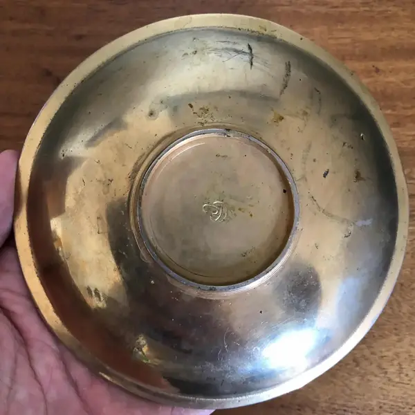 Foto de um(a) Antigo Pratinho Decorativo Bowl Bronze E Porcelana Francesa, da categoria de Pratos Decorativos. Antigo pratinho decorativo em bronze doré com medalhão de porcelana francesa, com rosto de dama pintado à mão. Meados do... Mostrado de uma perspectiva diferente. Vendido no marketplace Trésors.