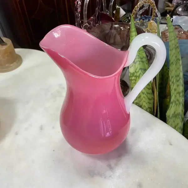 Foto de um(a) Antigo Raro Jarro Vaso Jarra Opalina Francesa Baccarat Rosa, da categoria de Jarros. Baccarat. Antiga e grande jarra em opalina Baccarat, na linda cor rosa. Peça muito imponente e decorativa, combina qualquer... Mostrado de uma perspectiva diferente. Vendido no marketplace Trésors.