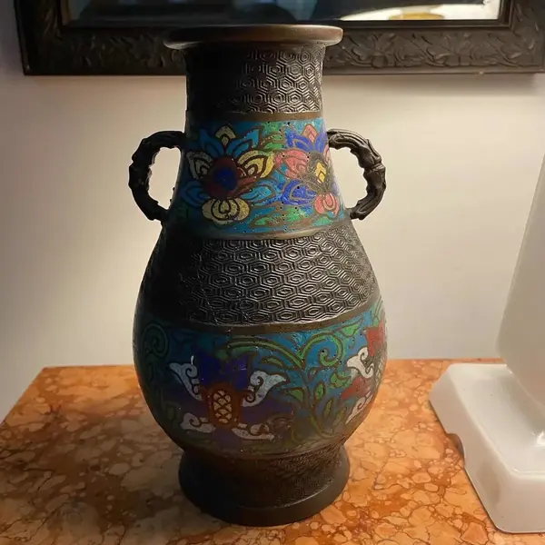 Foto de um(a) Antigo Raro Vaso Com Alças Ânfora Bronze Cloisonné Oriental, da categoria de Vasos. Antigo e lindo vaso com alças em bronze Cloisonné, linda decoração esmaltada à mão ao redor da peça. Início do século XX.... Mostrado de uma perspectiva diferente. Vendido no marketplace Trésors.