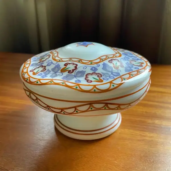 Foto de um(a) Antiga Caixa Decorativa Em Opalina Francesa Art Deco, da categoria de Cestos e Caixas. Antiga e linda caixa decorativa ou porta jóias em opalina francesa, peça toda pintada à mão. Período Art Deco. Medidas 9x14cm. Mostrado de uma perspectiva diferente. Vendido no marketplace Trésors.