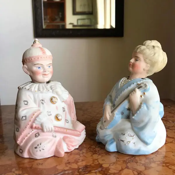 Foto de um(a) Antigo Raro Par Escultura Boneca Biscuit Francês Articulada, da categoria de Modelos e estatuetas. Antigo e diferente par de esculturas artísticas em biscuit francês. Ambos possuem a cabeça articulada. São raras as peças... Mostrado de uma perspectiva diferente. Vendido no marketplace Trésors.