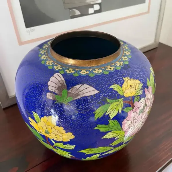 Foto de um(a) Antigo Vaso Potiche Chinês Oriental Em Bronze Cloisonné, da categoria de Vasos e recipientes. Antigo e majestoso potiche bojudo em metal Cloisonné. Peça imponente, com bastante riqueza de detalhes, linda cor azul royal... Mostrado de uma perspectiva diferente. Vendido no marketplace Trésors.