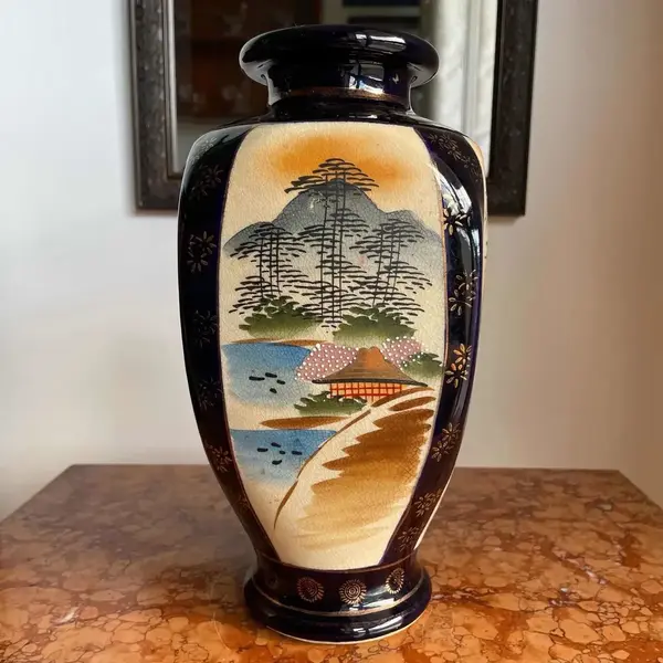 Foto de um(a) Antigo Vaso Jarro Oriental Em Porcelana Japonesa Satsuma, da categoria de Vasos. Antigo vaso Satsuma em porcelana artística japonesa, pintado à mão, decoração com cenas típicas orientais ao redor da peça,... Mostrado de uma perspectiva diferente. Vendido no marketplace Trésors.
