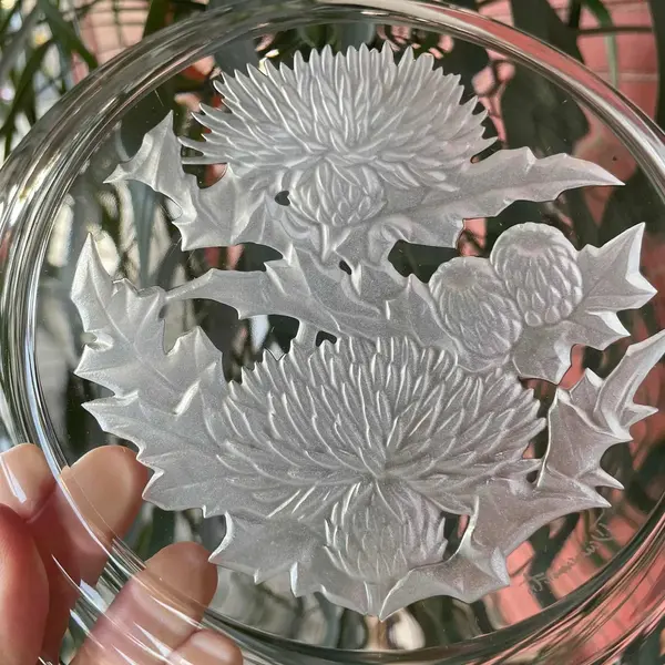 Foto de um(a) Antigo Raro Par Pratos Decorativos Cristal Francês Assinados, da categoria de Pratos Decorativos. Antigo e lindo par de pratos decorativos, em cristal francês, decoração floral lapidada à mão com bastante riqueza de... Mostrado de uma perspectiva diferente. Vendido no marketplace Trésors.