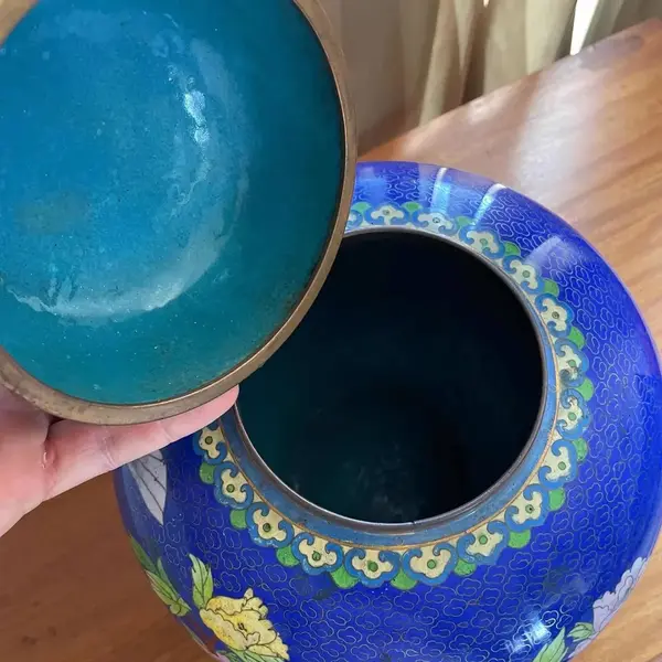 Foto de um(a) Antigo Vaso Potiche Chinês Oriental Em Bronze Cloisonné, da categoria de Vasos e recipientes. Antigo e majestoso potiche bojudo em metal Cloisonné. Peça imponente, com bastante riqueza de detalhes, linda cor azul royal... Mostrado de uma perspectiva diferente. Vendido no marketplace Trésors.