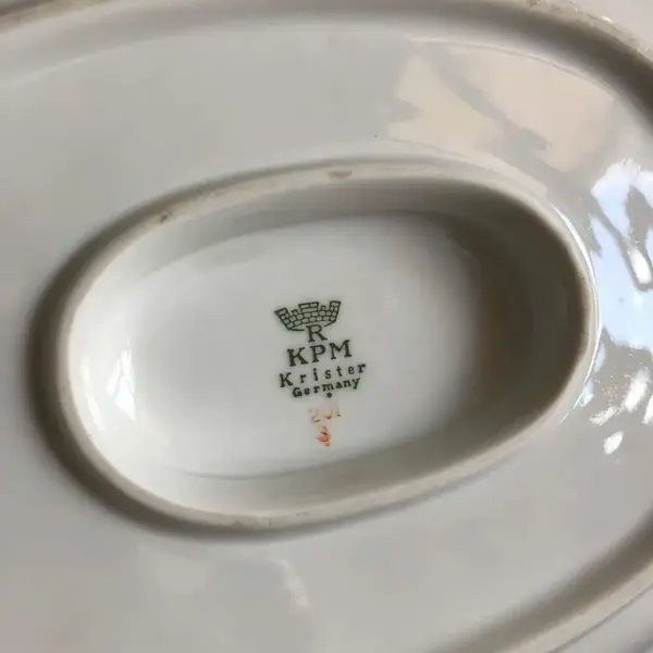 Foto de um(a) Antigo Par De Finas Molheiras Porcelana Branca Alemã Kpm, da categoria de Outros utensílios para servir. KPM, Krister Germany. Par de antigas molheiras em fina porcelana alemã KPM, acabamento com filetes de ouro. Meados do século... Mostrado de uma perspectiva diferente. Vendido no marketplace Trésors.