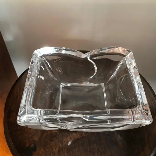 Foto de um(a) Antigo Bowl Decorativo Cinzeiro Em Cristal De Sèvres Francês, da categoria de Travessas e tigelas. Cristal de Sèvres. Lindo bowl em pesado cristal francês de excelente qualidade, da famosa manufatura Sèvres, trabalho manual... Mostrado de uma perspectiva diferente. Vendido no marketplace Trésors.