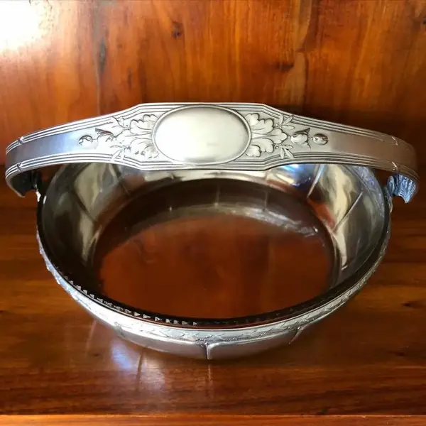 Foto de um(a) Antiga Cesta Centro De Mesa Em Prata Wmf E Cristal Art Deco, da categoria de Cestos e Caixas. WMF. Antiga cesta alemã em metal espessurado a prata. Com recipiente original em cristal com a borda lapidada à mão. Peça... Mostrado de uma perspectiva diferente. Vendido no marketplace Trésors.