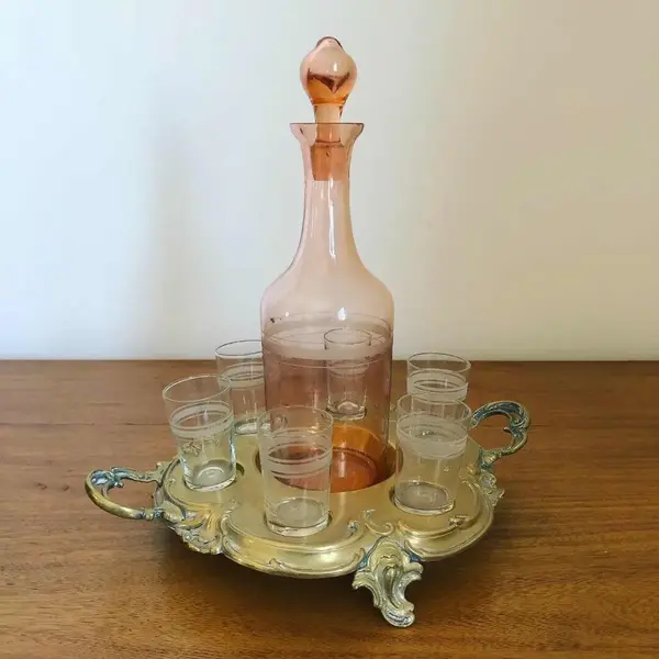 Foto de um(a) Antigo Conjunto Wmf Garrafa Para Licor E 6 Copinhos Cristal, da categoria de Jogos de taças e copos. Antigo e elegante conjunto WMF, de garrafa e 6 copinhos para licor em cristal alemão, com seu respectivo présentoir em metal... Mostrado de uma perspectiva diferente. Vendido no marketplace Trésors.