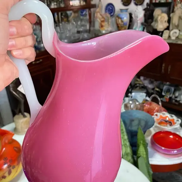 Foto de um(a) Antigo Raro Jarro Vaso Jarra Opalina Francesa Baccarat Rosa, da categoria de Jarros. Baccarat. Antiga e grande jarra em opalina Baccarat, na linda cor rosa. Peça muito imponente e decorativa, combina qualquer... Mostrado de uma perspectiva diferente. Vendido no marketplace Trésors.